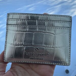 Kate Spade metallic silver card case with tag
never used, excellent condition